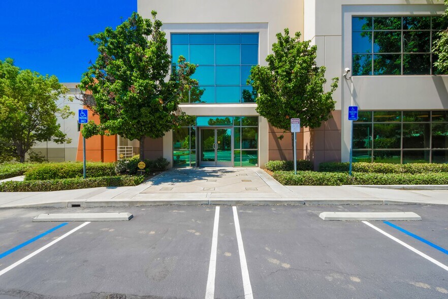 705 Challenger St, Brea, CA à louer - Photo de l’immeuble – Image 2 sur 6