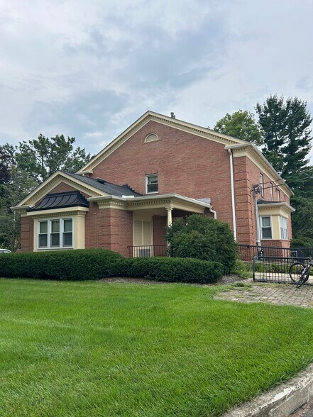 21 Beech St, Berea, OH à vendre - Photo principale – Image 1 sur 2