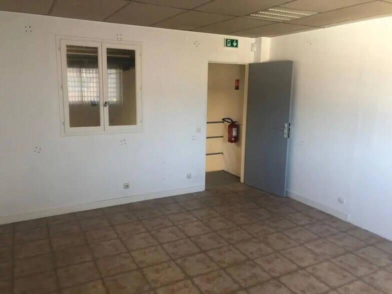 Bureau dans à louer - Photo de l’immeuble – Image 2 sur 5