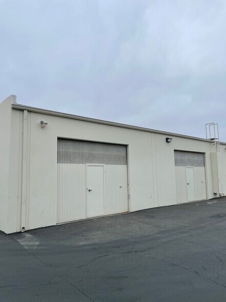 2110-2116 S Wright St, Santa Ana, CA à louer - Photo de l’immeuble – Image 3 sur 5