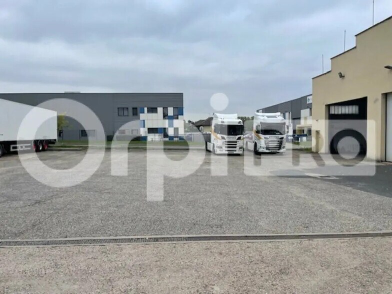 Local d’activités dans Lissieu à louer - Photo de l’immeuble – Image 2 sur 10