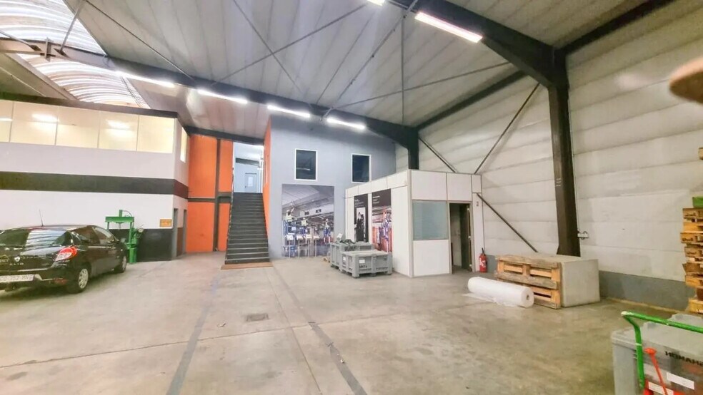Local d'activités dans Achères à vendre - Photo de l’immeuble – Image 2 sur 28