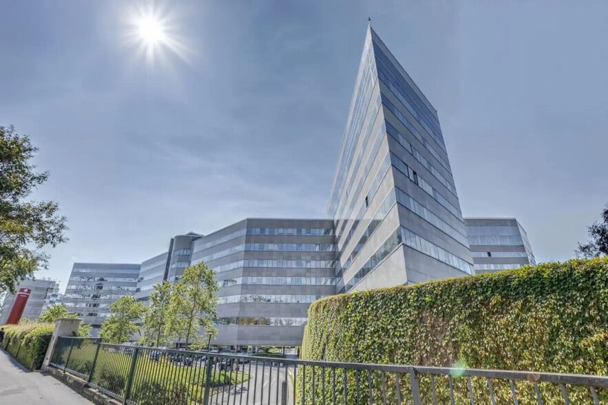 32 Avenue Pablo Picasso, Nanterre à louer - Photo de l’immeuble – Image 2 sur 16