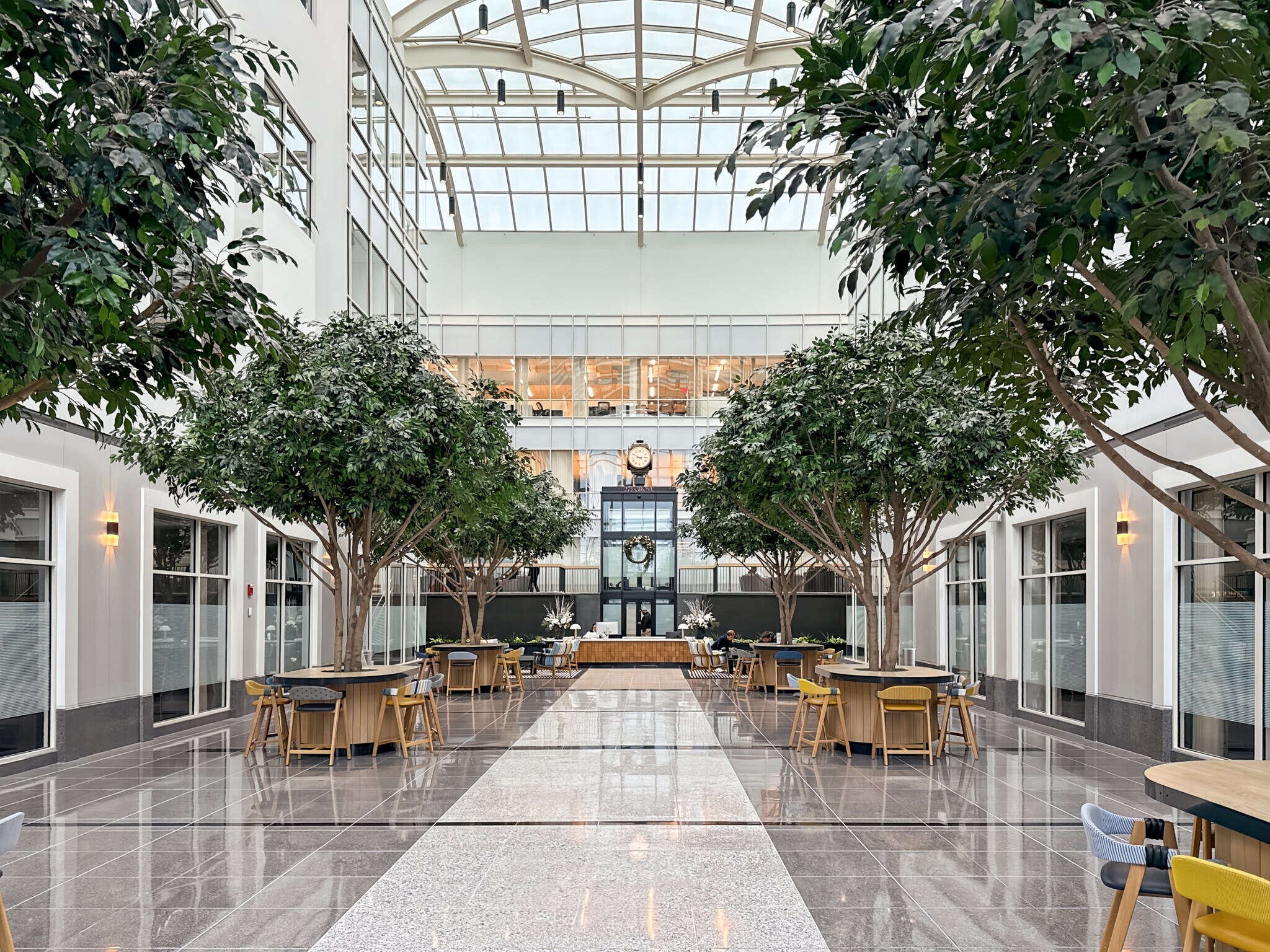 275 Grove St, Newton, MA à louer Photo de l’immeuble– Image 1 sur 4