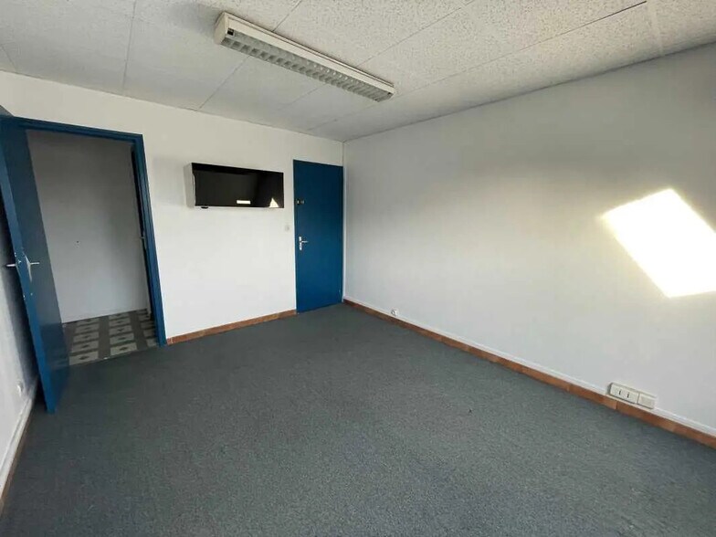 Local commercial dans Allonne à louer - Photo de l’immeuble – Image 1 sur 5