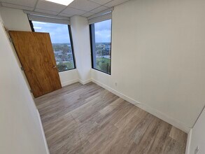 12550 Biscayne Blvd, North Miami, FL à louer Photo de l’immeuble– Image 2 sur 8