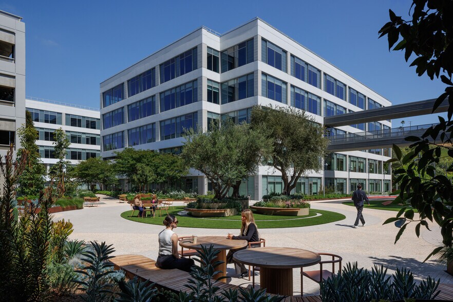 12121 Bluff Creek Dr, Playa Vista, CA à louer - Photo de l’immeuble – Image 1 sur 11