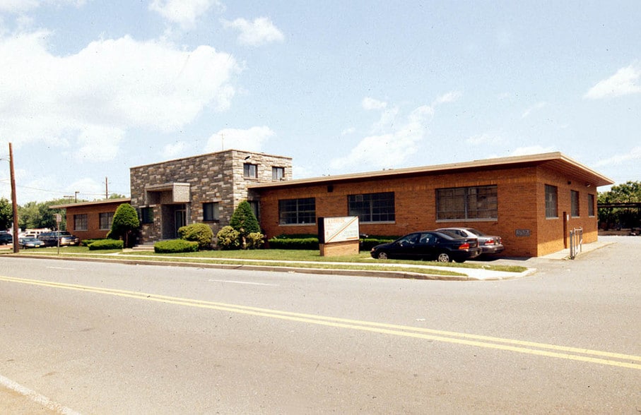 37 Midland Ave, Elmwood Park, NJ à louer - Photo de l’immeuble – Image 2 sur 10