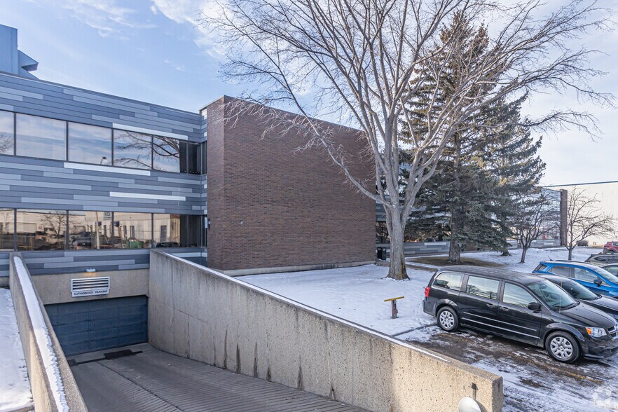 9910 39th Ave NW, Edmonton, AB à louer - Photo de l’immeuble – Image 2 sur 6