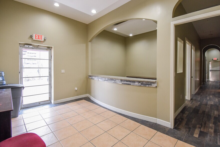 9527 Ponderosa Ln, Houston, TX à louer - Photo de l’immeuble – Image 1 sur 32