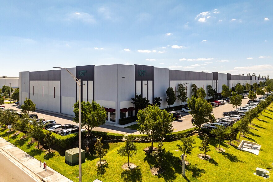 3980 W 104th St, Hialeah, FL à louer - Photo principale – Image 1 sur 7