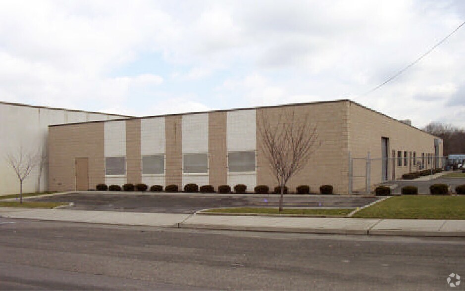501-511 Sheffield Ave, West Babylon, NY à louer - Photo de l’immeuble – Image 2 sur 3