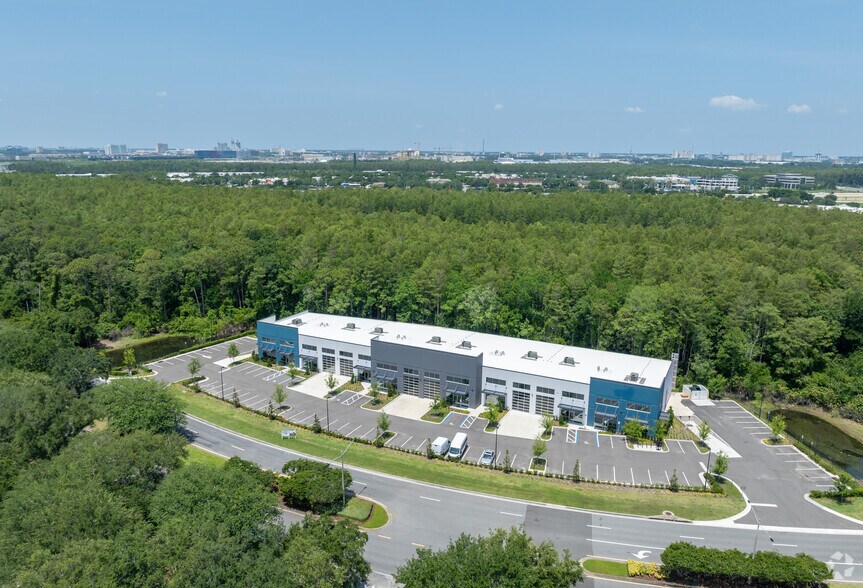 8340 Southpark Cir, Orlando, FL à louer - Photo de l’immeuble – Image 3 sur 21