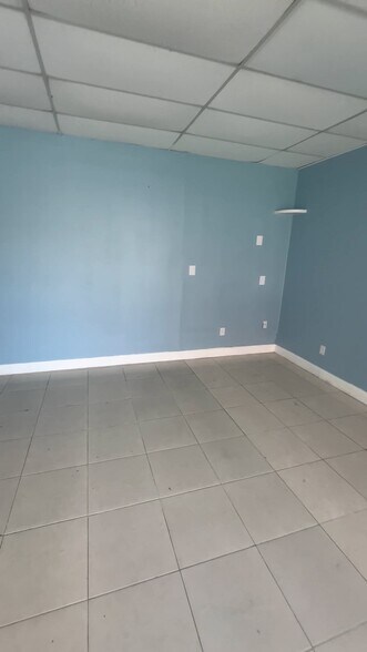 8502 N Armenia Ave, Tampa, FL à louer - Vidéo sur l’annonce professionnelle – Image 2 sur 12