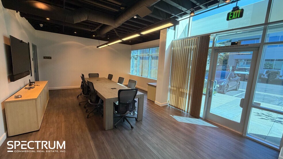 28486 Constellation Rd, Valencia, CA à louer - Photo de l’immeuble – Image 3 sur 18
