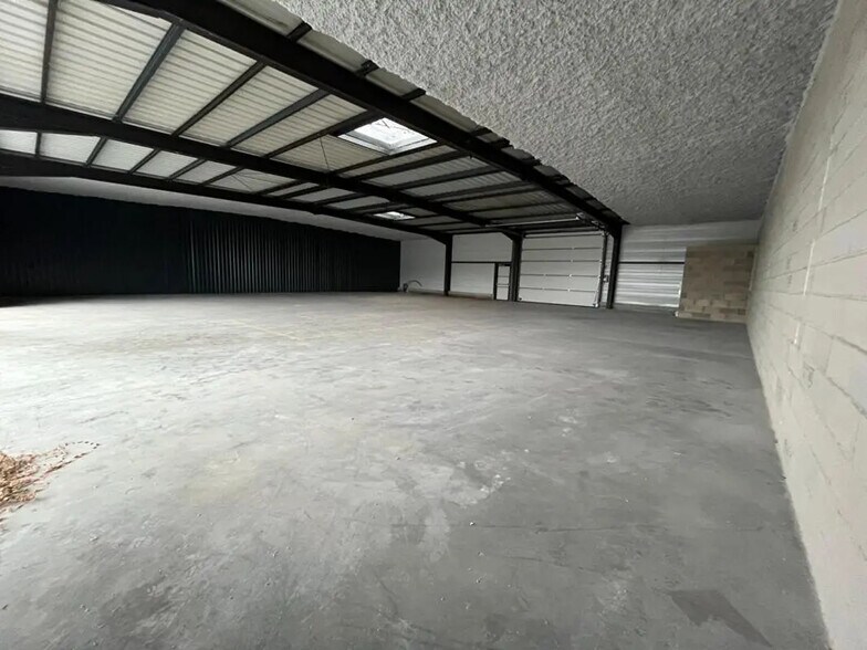 Local commercial dans Saint-Vit à louer - Photo intérieure – Image 3 sur 3