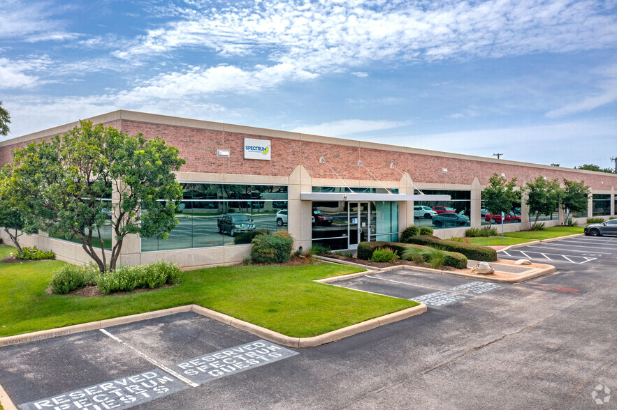 17319 San Pedro Ave, San Antonio, TX à louer - Photo de l’immeuble – Image 2 sur 17