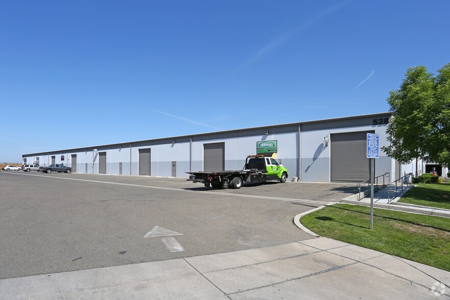528 Noble St, Madera, CA à louer - Photo de l’immeuble – Image 3 sur 5