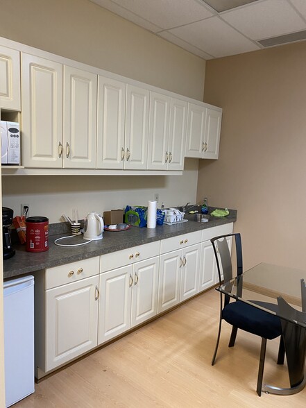 10147 Royalton Rd, North Royalton, OH à louer - Photo de l’immeuble – Image 3 sur 18
