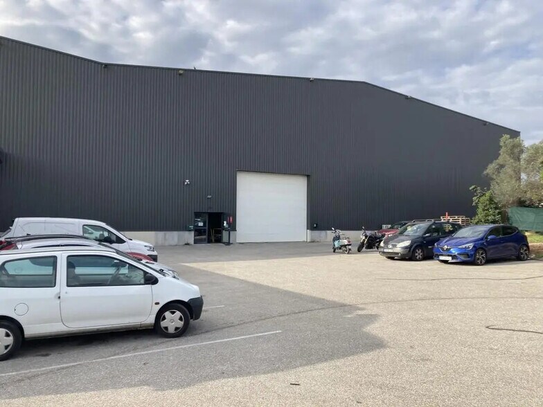 Industriel/Logistique dans La Crau à louer - Photo de l’immeuble – Image 3 sur 7