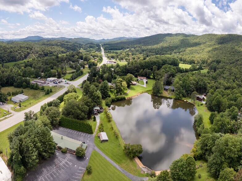 8826 Boylston Hwy, Mills River, NC à vendre - Photo de l’immeuble – Image 2 sur 53