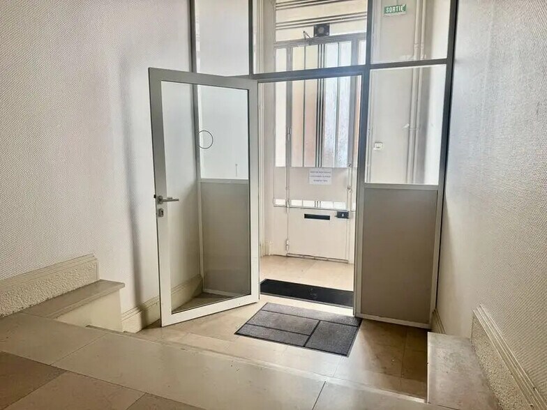 Bureau dans Lyon à vendre - Hall d’entrée – Image 2 sur 14