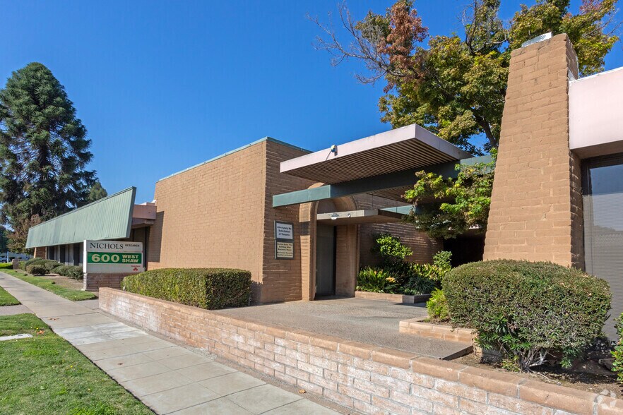 600 W Shaw Ave, Fresno, CA à louer - Photo principale – Image 1 sur 3