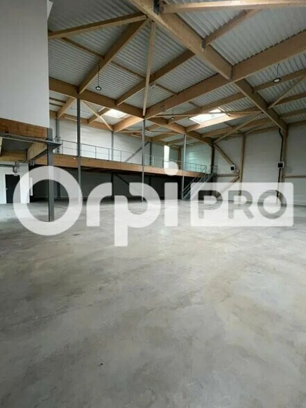 Bureau dans Chanteloup-en-Brie à louer - Photo de l’immeuble – Image 3 sur 5