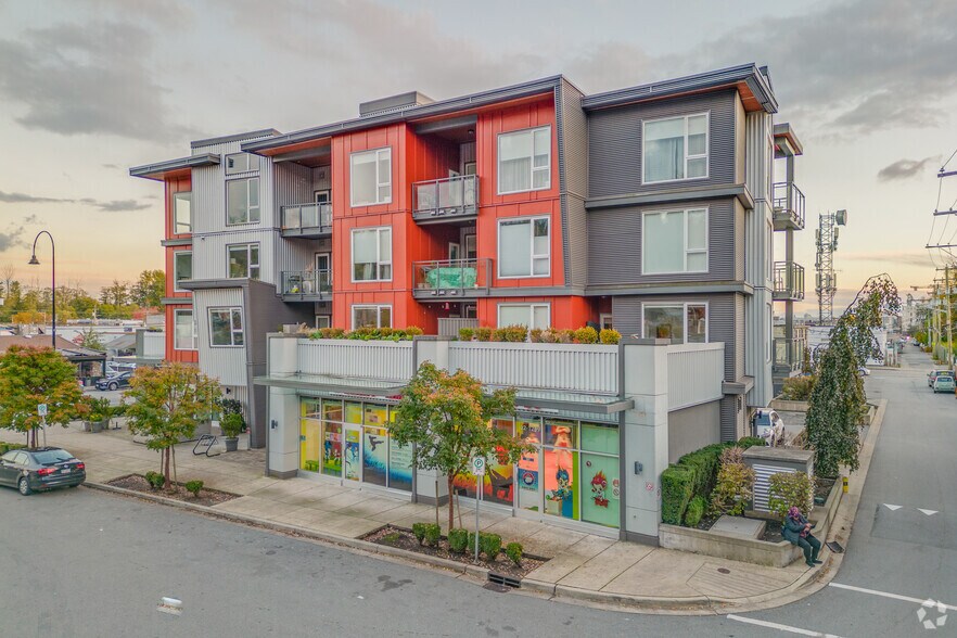 1201 16th St W, North Vancouver, BC à vendre - Photo de l’immeuble – Image 2 sur 7
