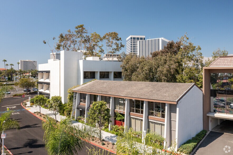 363 San Miguel Dr, Newport Beach, CA à louer - Photo de l’immeuble – Image 1 sur 6