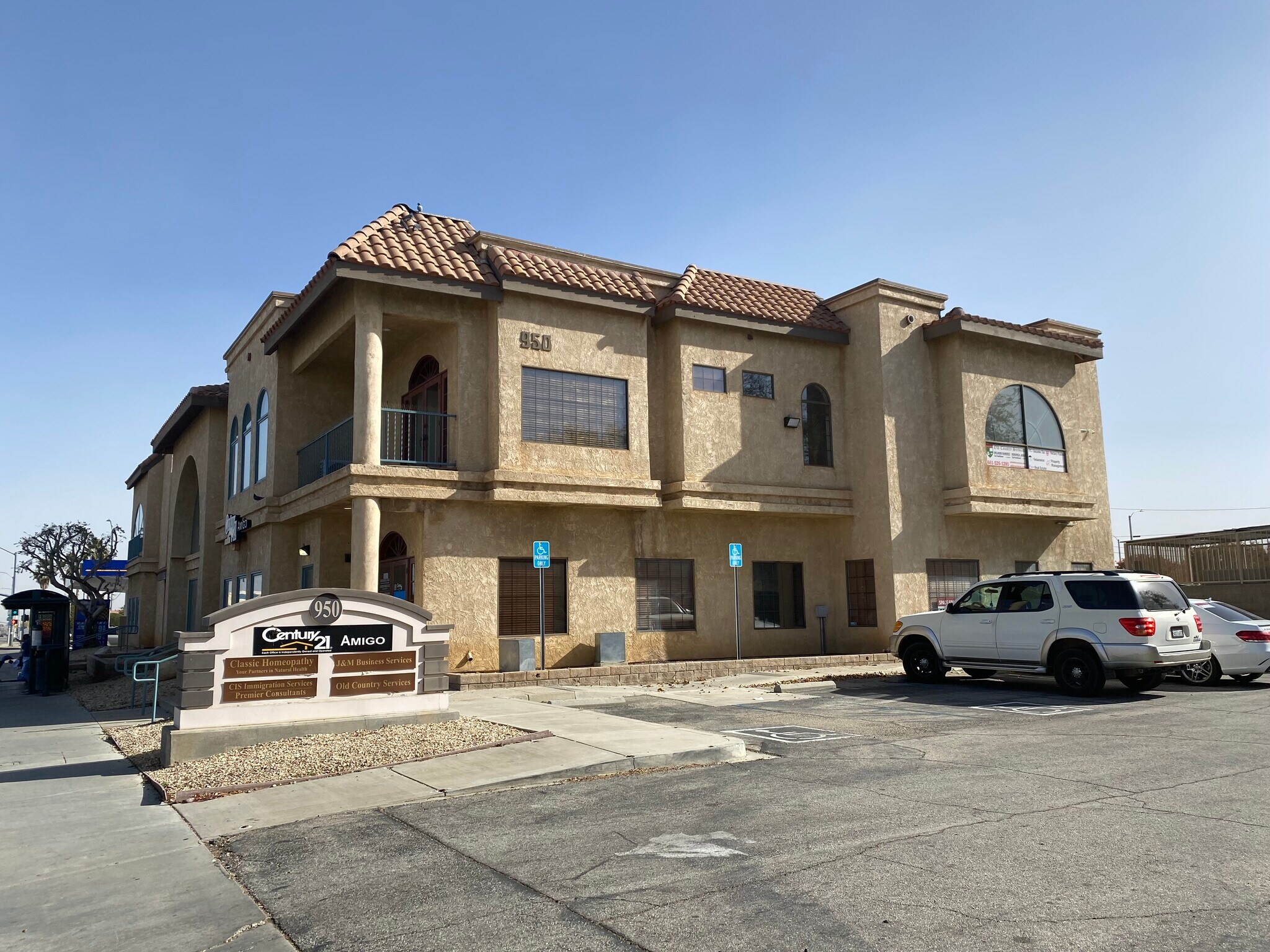 950 E Palmdale Blvd, Palmdale, CA à louer Photo de l’immeuble– Image 1 sur 14