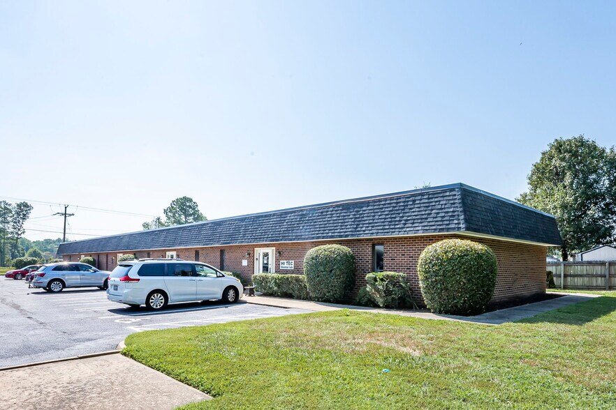 11300 Iron Bridge Rd, Chester, VA à louer - Photo de l’immeuble – Image 2 sur 21