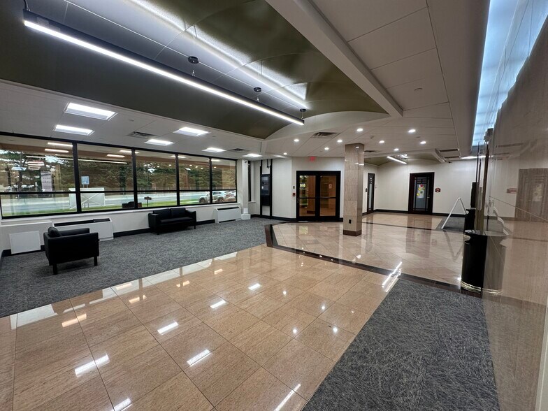 2201 Rt 38, Cherry Hill, NJ à louer - Hall d’entrée – Image 2 sur 11