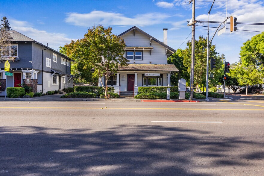 700 College Ave, Santa Rosa, CA à vendre - Photo de l’immeuble – Image 1 sur 28