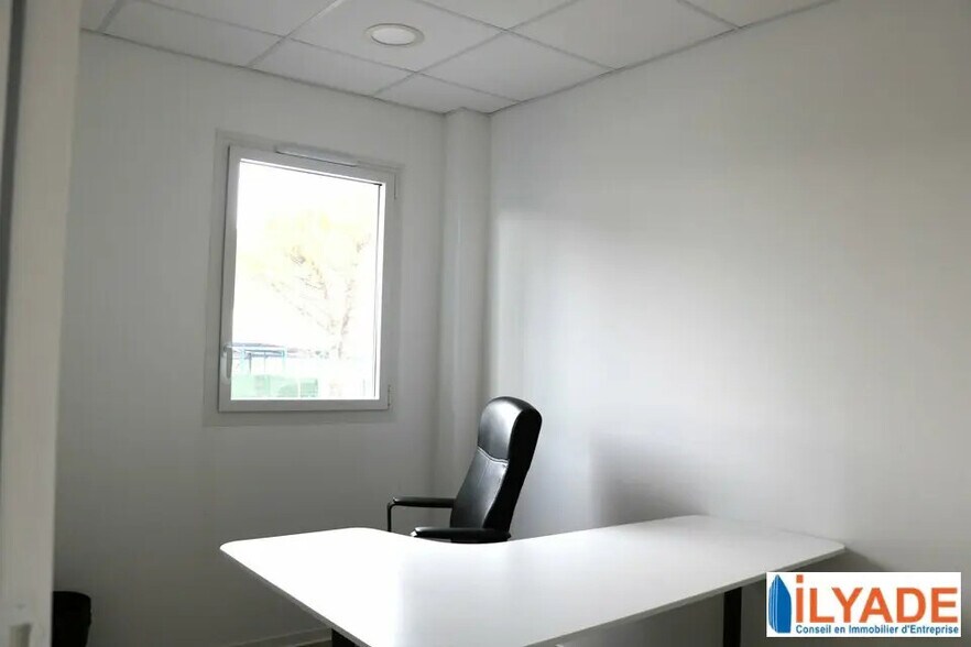 Local d’activités dans Rousset à louer - Photo de l’immeuble – Image 2 sur 7