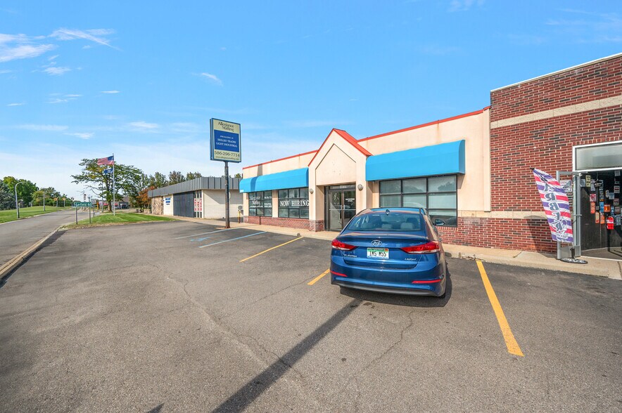 32064 Utica Rd, Fraser, MI à louer - Photo de l’immeuble – Image 3 sur 8