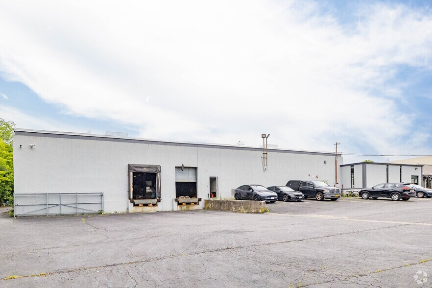 20 Reed Pl, Amityville, NY à vendre - Photo de l’immeuble – Image 3 sur 8
