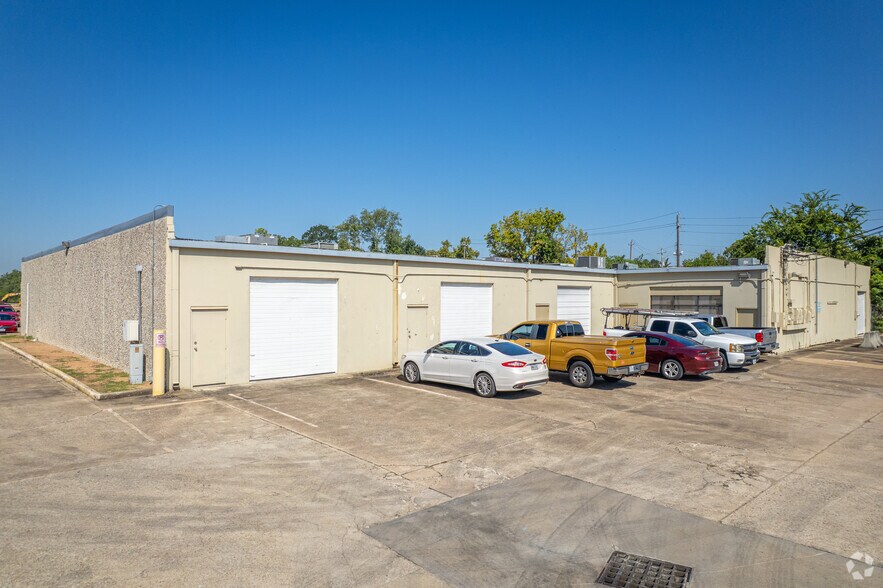 9434 Katy Fwy, Houston, TX à louer - Photo de l’immeuble – Image 2 sur 3