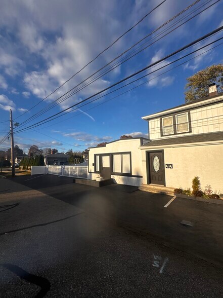 150 N Delaware Ave, Lindenhurst, NY à louer - Photo de l’immeuble – Image 2 sur 9