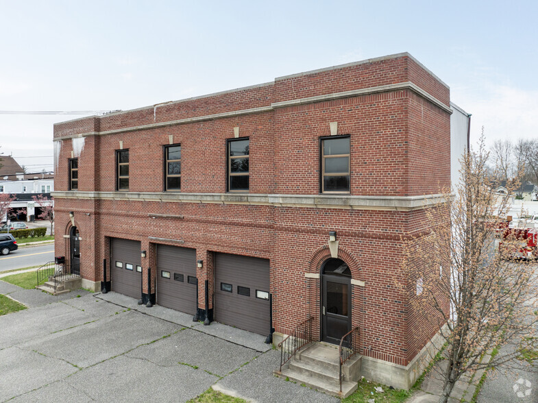 96 Carleton Ave, Central Islip, NY à vendre - Photo principale – Image 1 sur 46