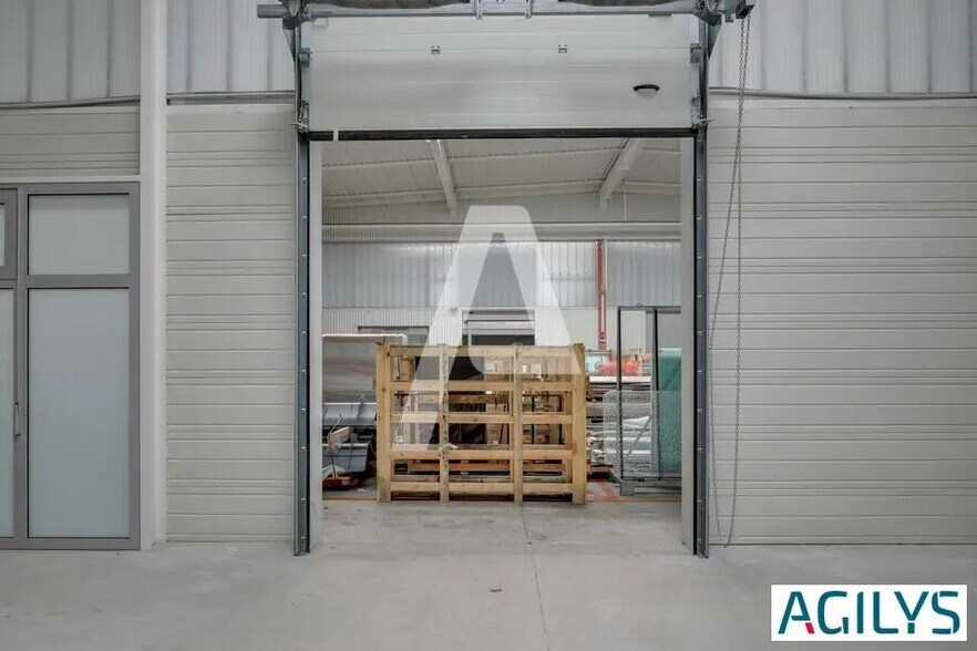 Local d’activités dans Palaiseau à louer - Photo de l’immeuble – Image 1 sur 8