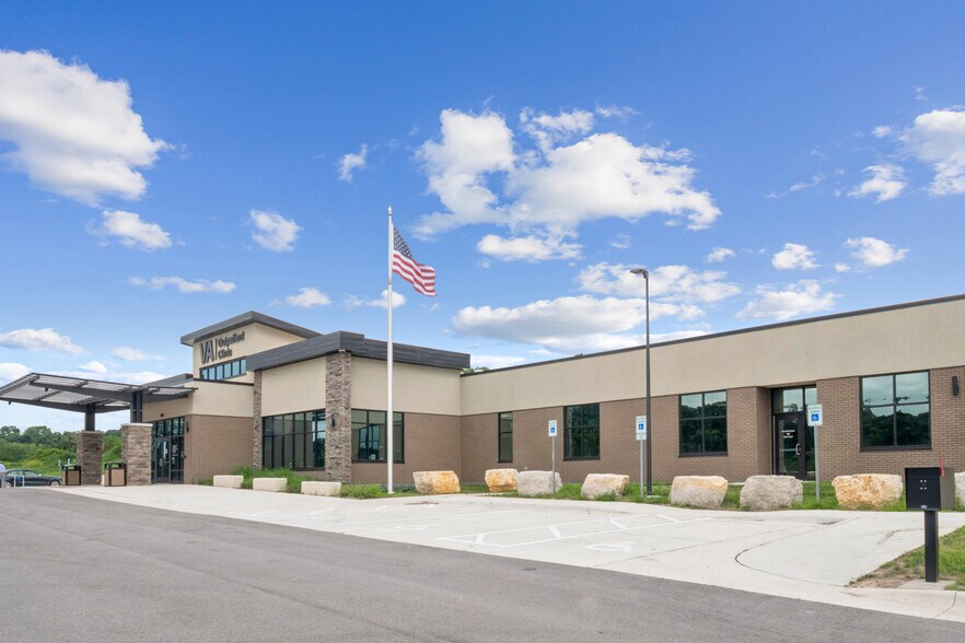 1106 Military Blvd, Decorah, IA à vendre - Photo de l’immeuble – Image 2 sur 31