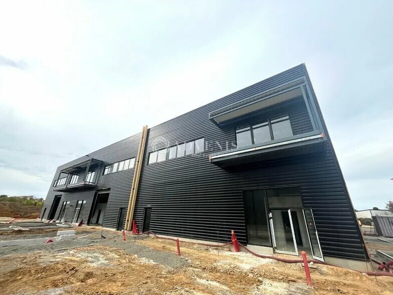 Local d’activités dans La Queue-en-Brie à louer - Photo de l’immeuble – Image 1 sur 7