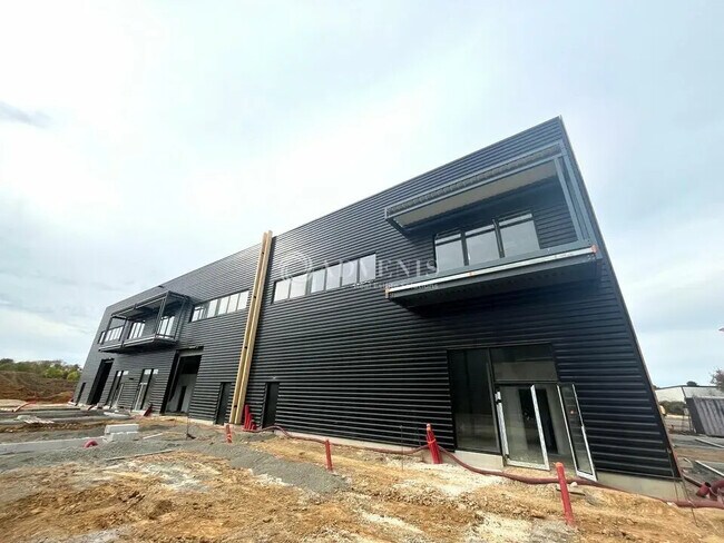 Plus de détails pour Local d'activités à louer