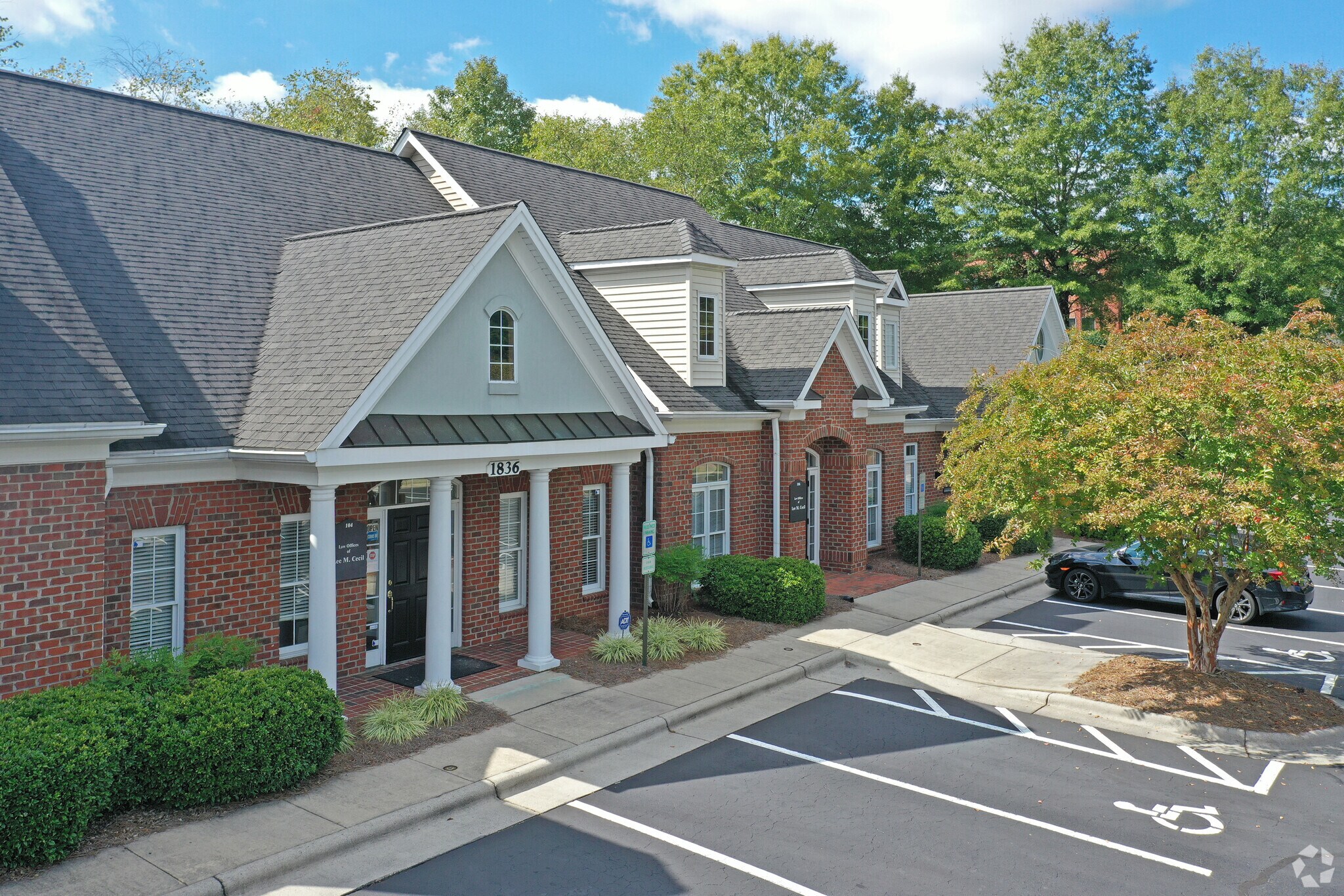 1836 Eastchester Dr, High Point, NC à louer Photo principale– Image 1 sur 25