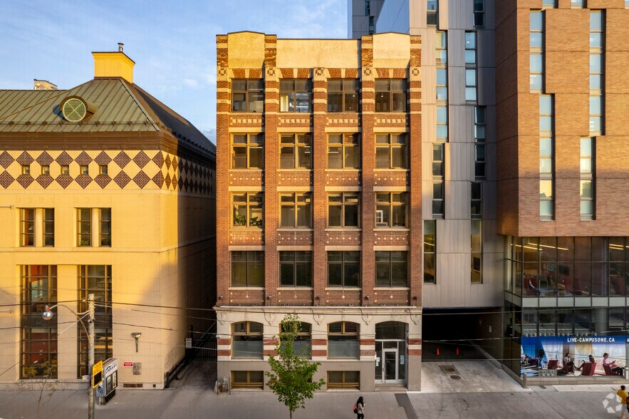 243 College St, Toronto, ON à louer - Photo de l’immeuble – Image 2 sur 4