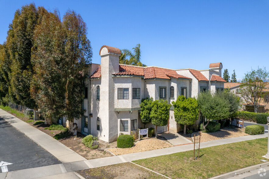 370 W Grand Blvd, Corona, CA à vendre - Photo principale – Image 2 sur 27