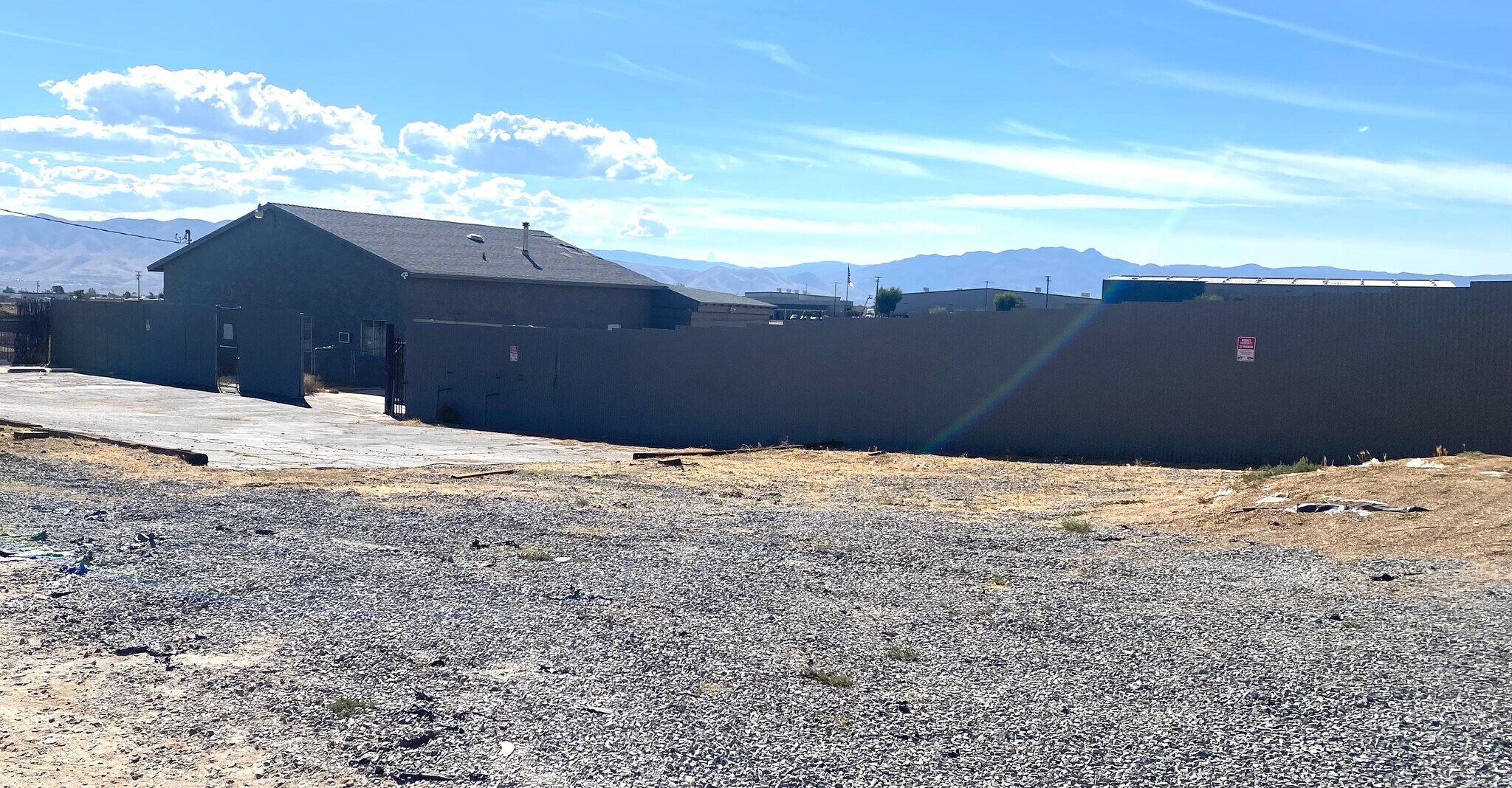 17011 Darwin Ave, Hesperia, CA à vendre Photo de l’immeuble– Image 1 sur 12