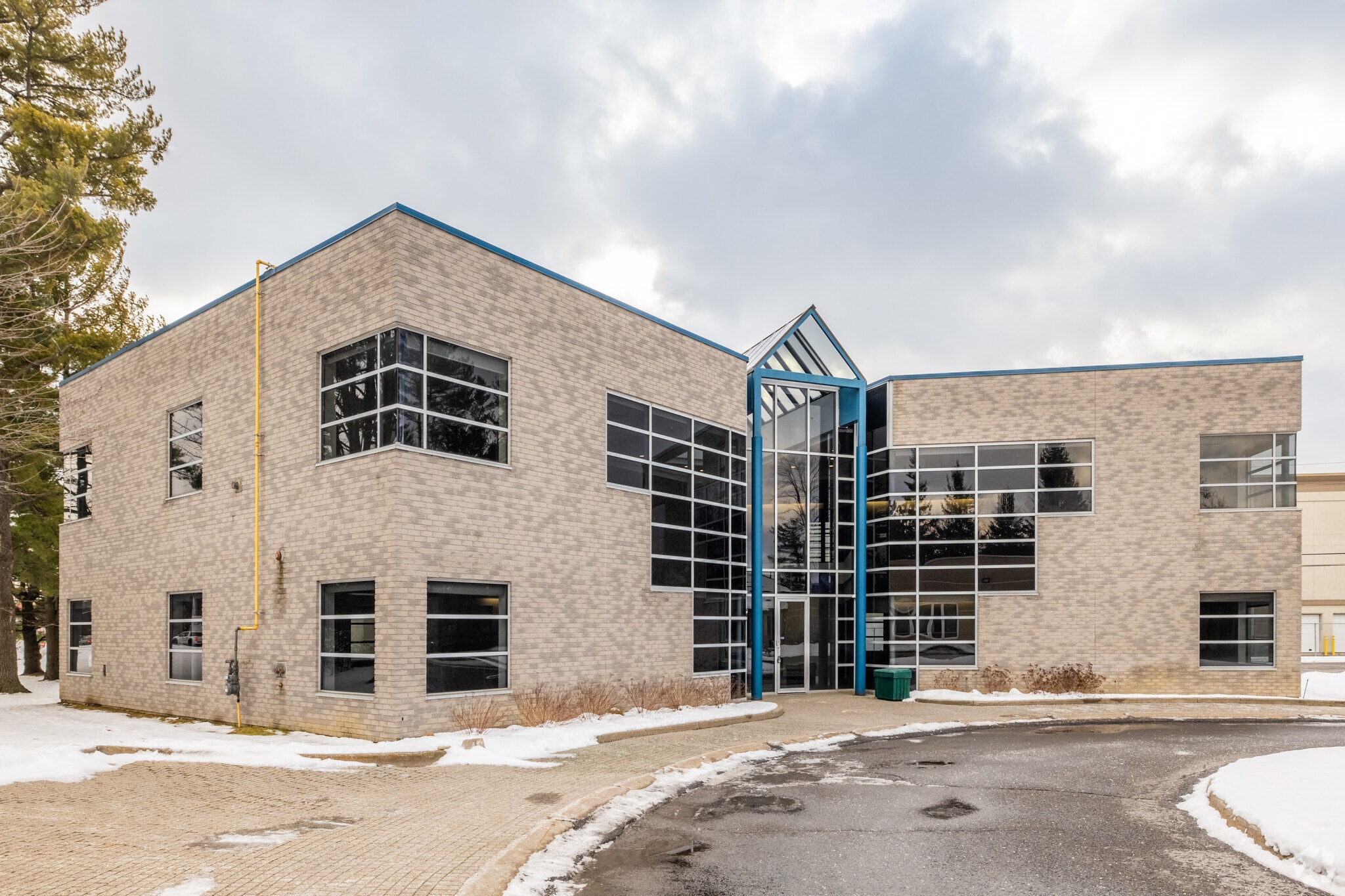 17 Auriga Dr, Ottawa, ON à louer Photo principale– Image 1 sur 5