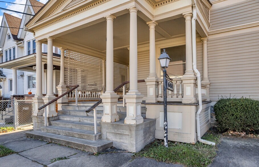 601 S Jackson St, Jackson, MI à vendre - Photo de l’immeuble – Image 3 sur 53